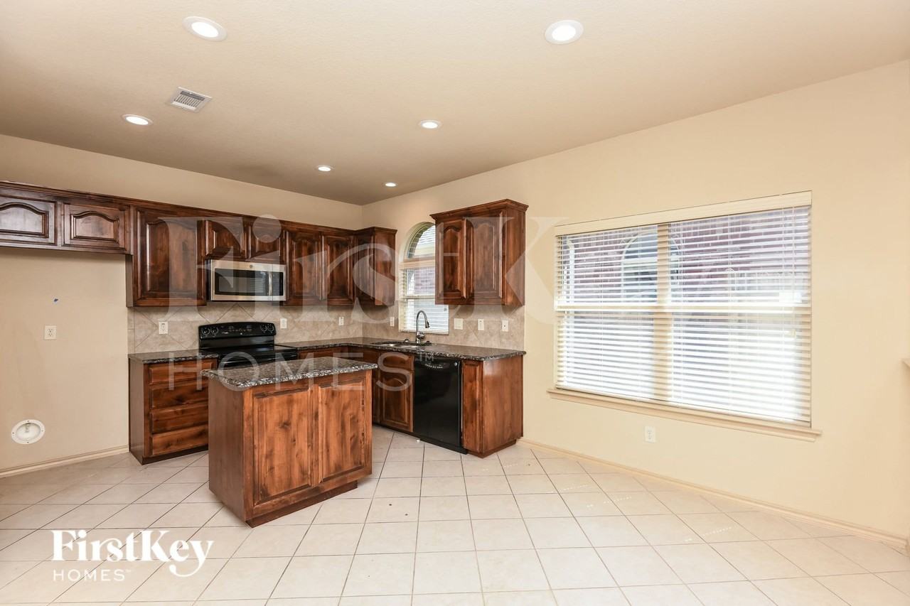 1013 Jodie Dr - Photo 7 of 15