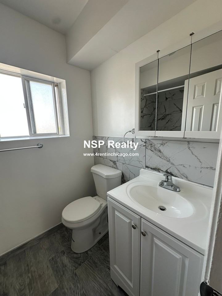 1306 Carol St #B - Photo 7 of 12