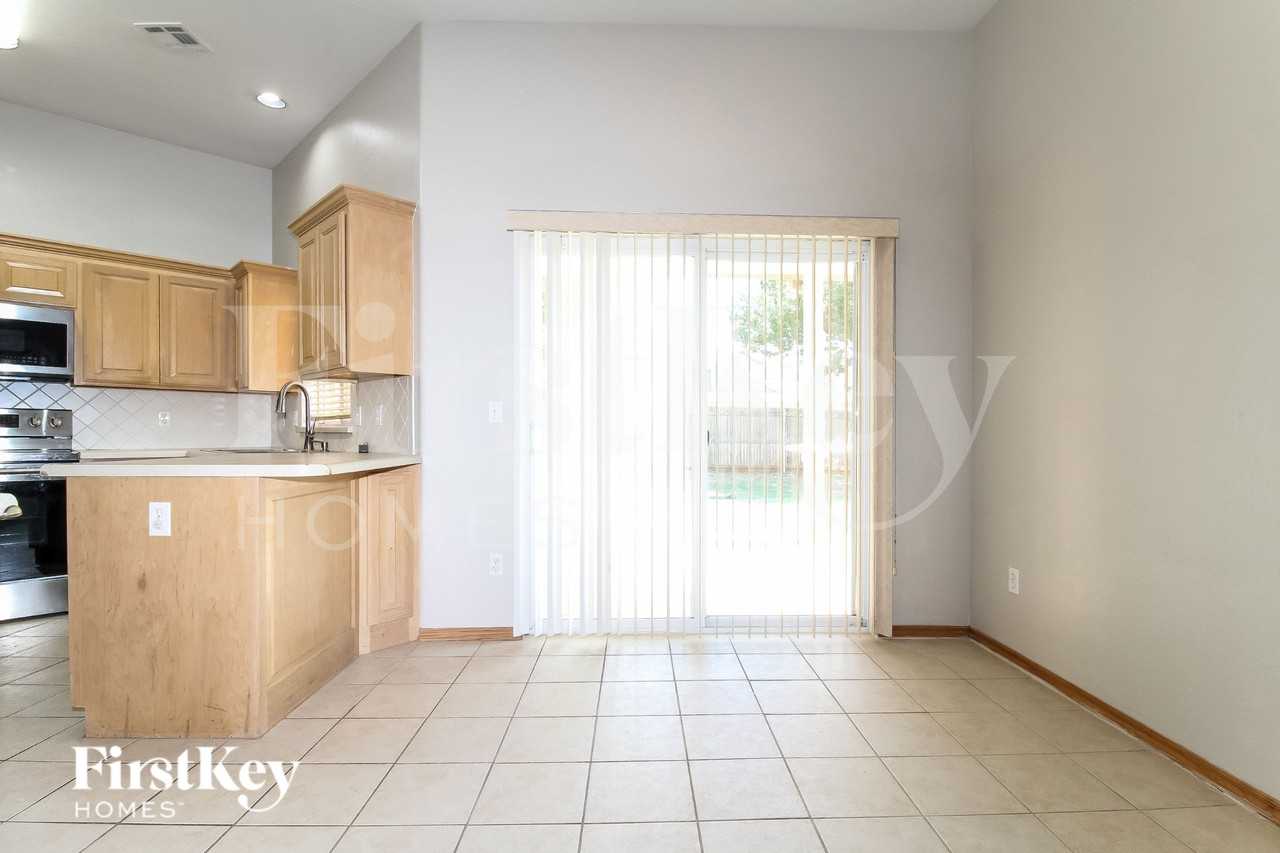 732 Taber Ln - Photo 4 of 15