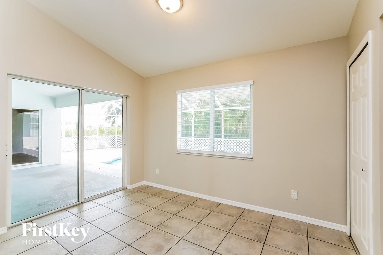 2215 Nw 23rd St - Photo 4 of 15
