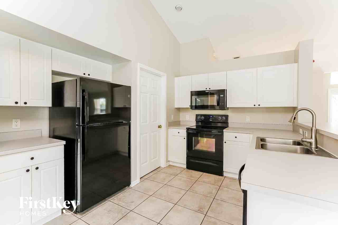 2215 Nw 23rd St - Photo 5 of 15