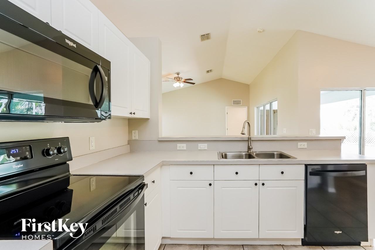 2215 Nw 23rd St - Photo 6 of 15