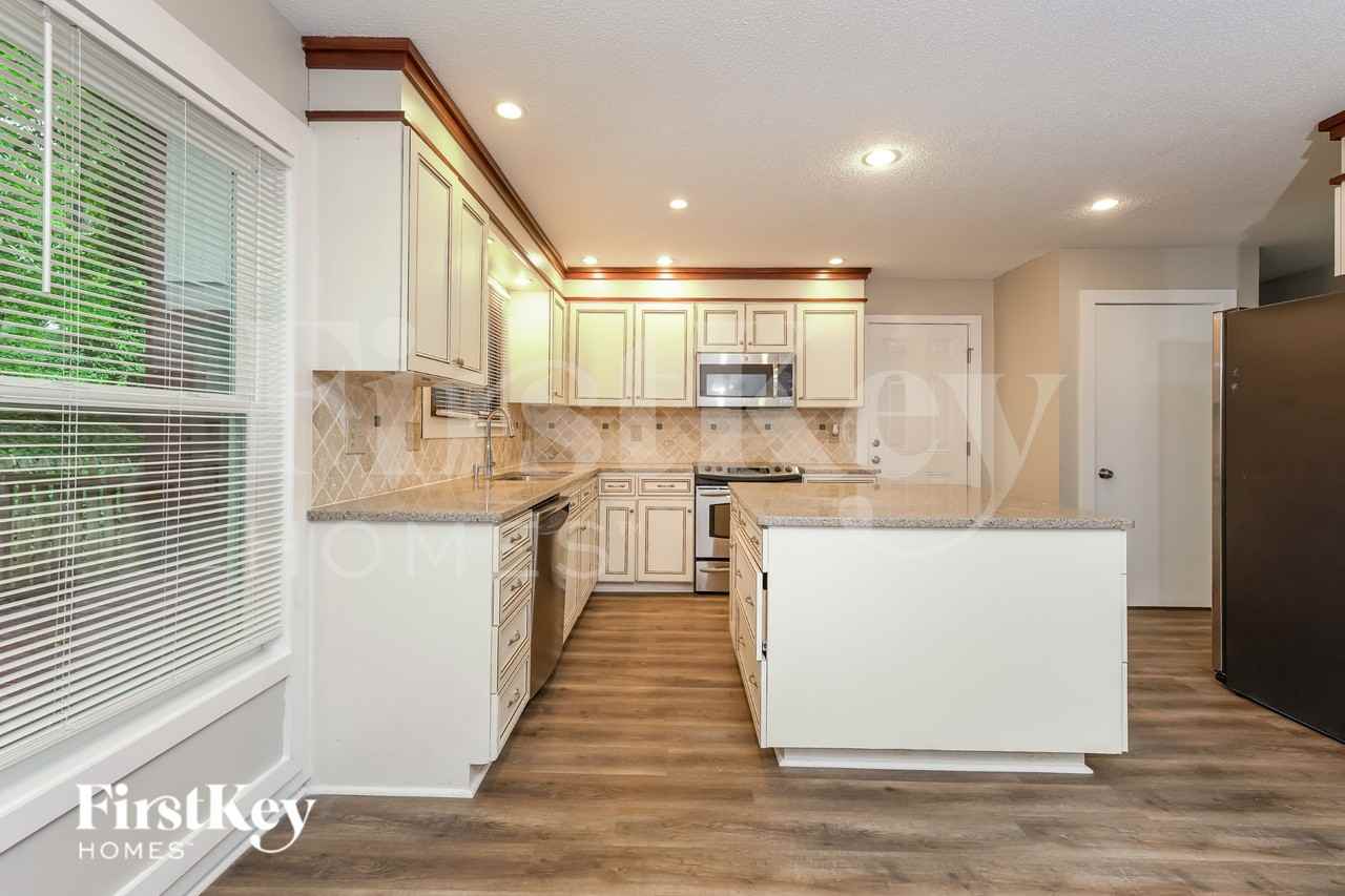 8832 Belhaven Ct - Photo 4 of 16