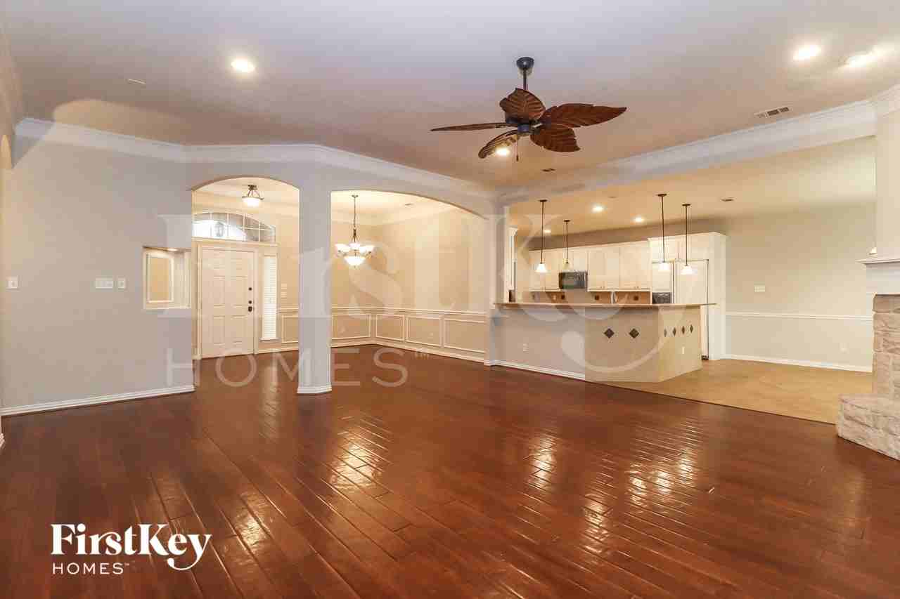 5228 Estrella Ln - Photo 3 of 15