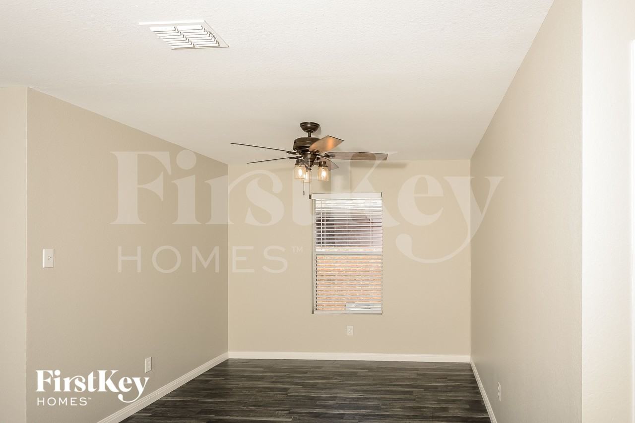 1207 Bellevue Dr - Photo 4 of 15