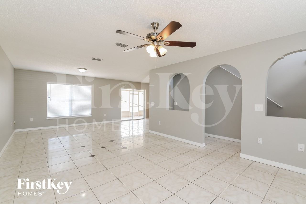 215 Lobelia Dr - Photo 3 of 16