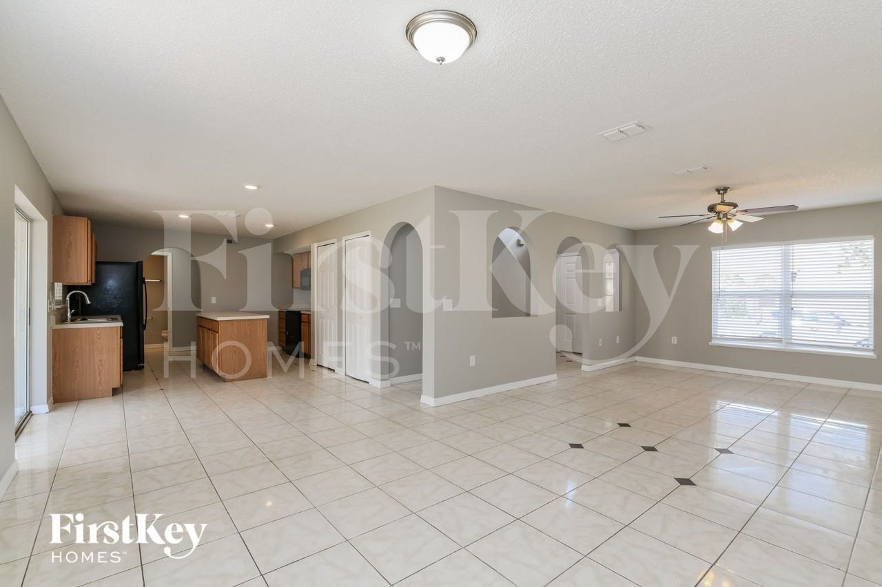 215 Lobelia Dr - Photo 4 of 16