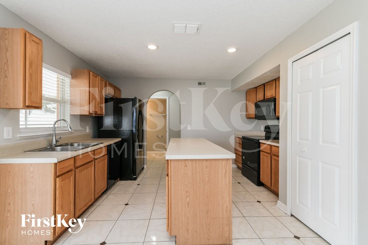 215 Lobelia Dr - Photo 5 of 16