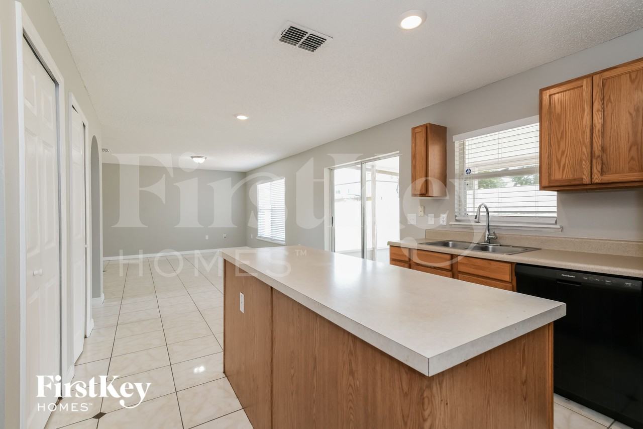 215 Lobelia Dr - Photo 6 of 16