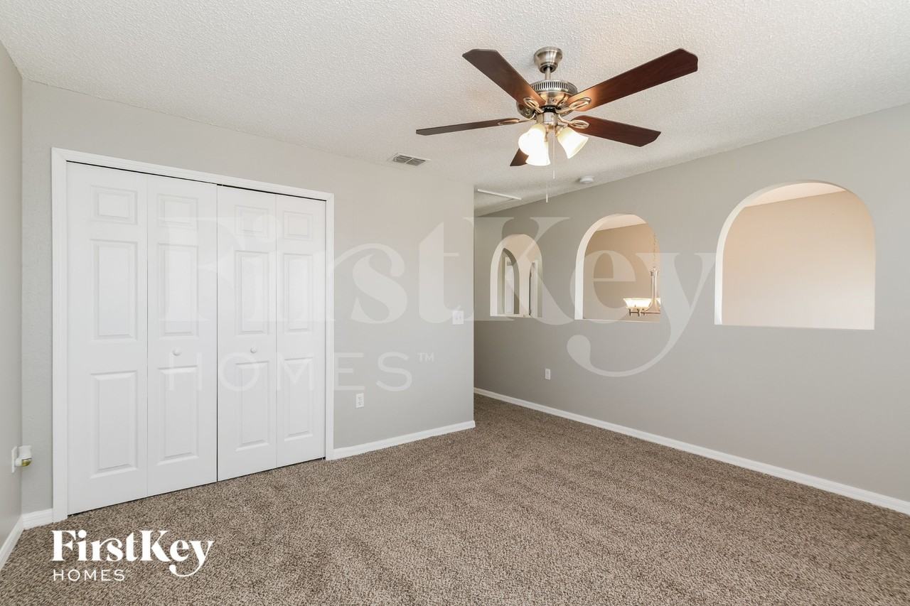 215 Lobelia Dr - Photo 7 of 16