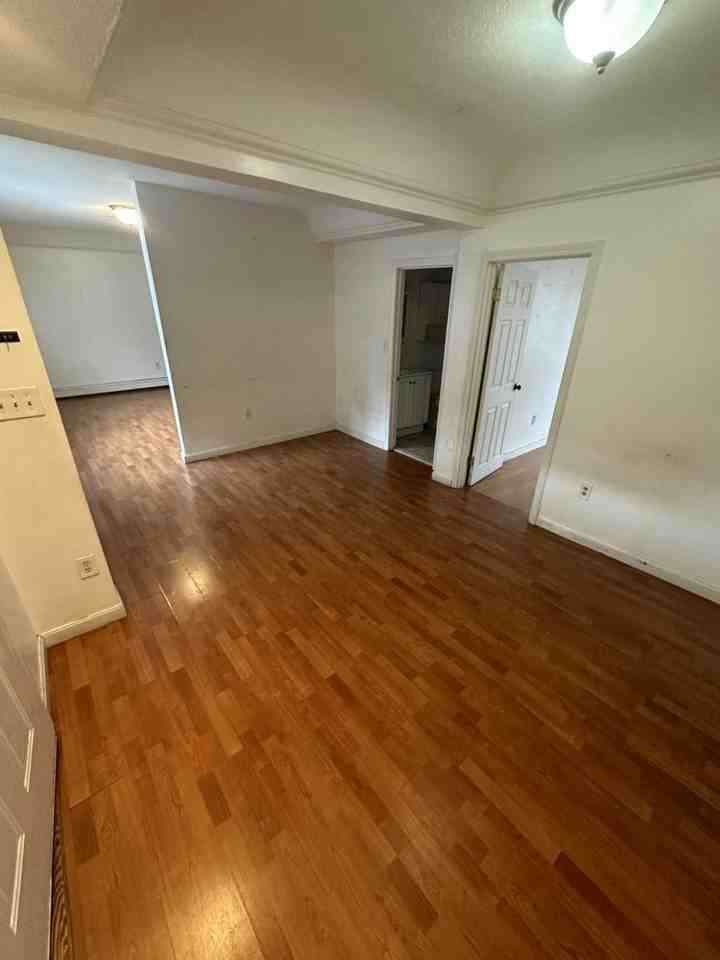 195 Porter St - Photo 3 of 10