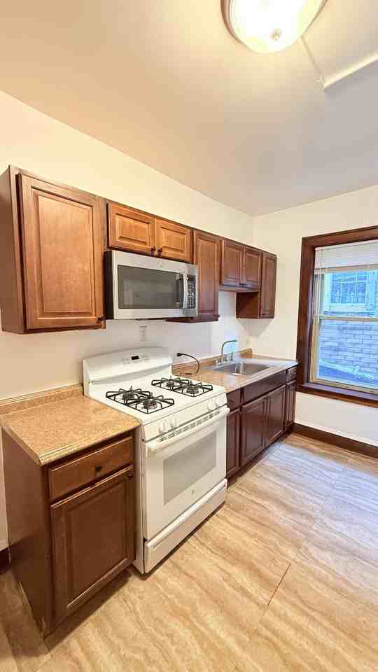 4453 W Dickens Ave - Photo 4 of 10