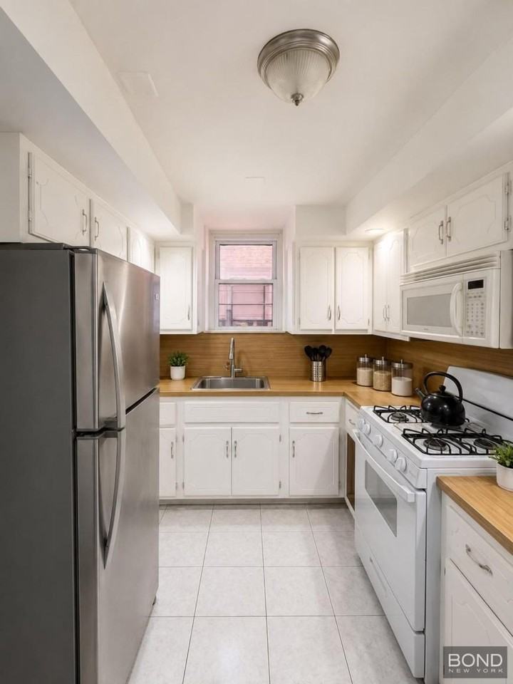 140 E 51st St - Photo 2 of 7