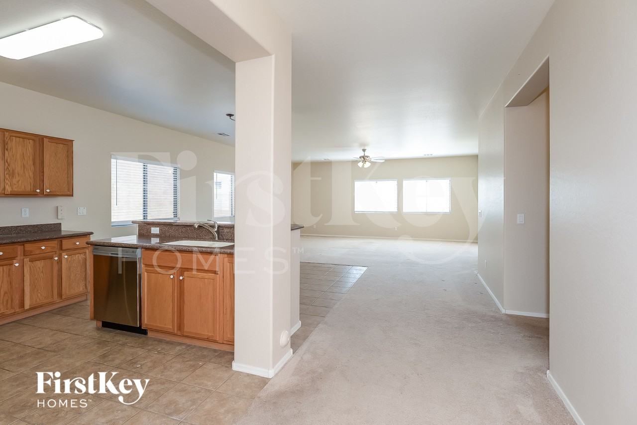239 E Saddle Way - Photo 6 of 15