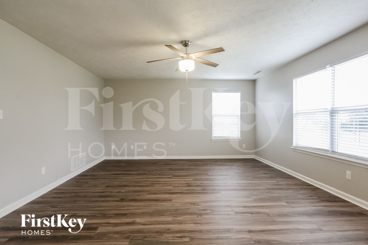 4827 Lakestone Dr - Photo 3 of 15