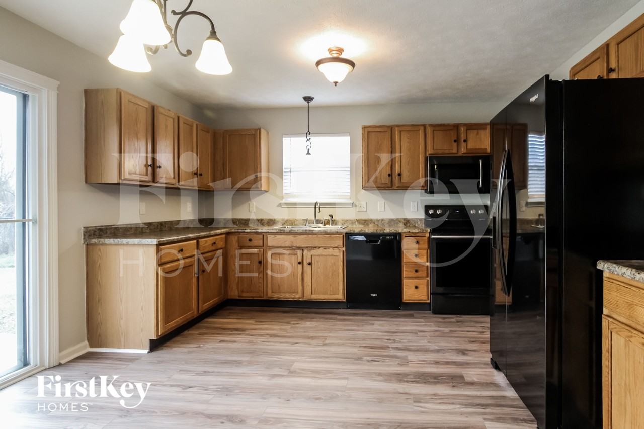 4827 Lakestone Dr - Photo 5 of 15
