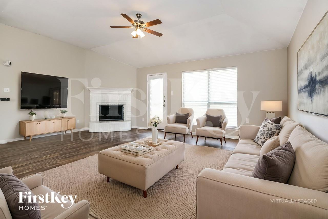 8128 Modesto Dr - Photo 4 of 20
