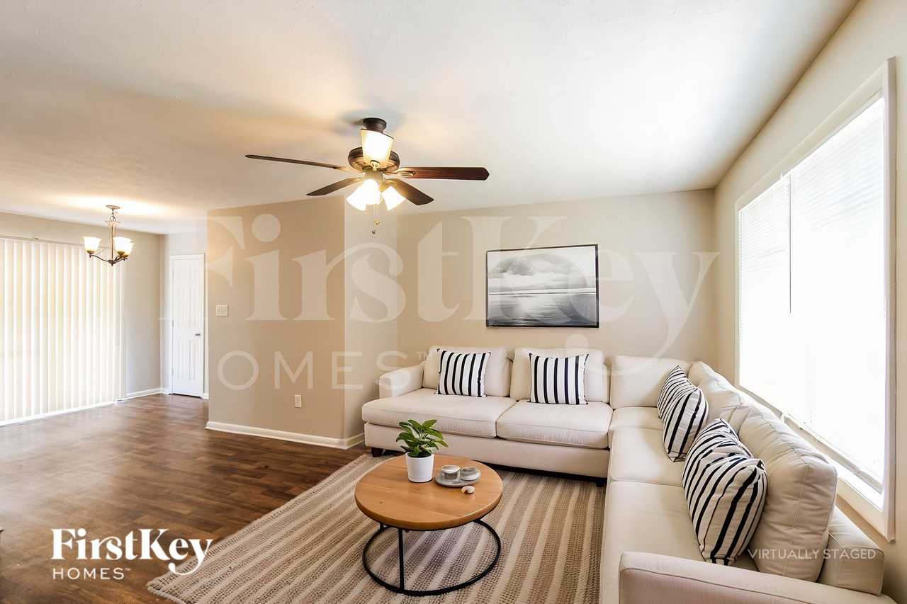 1021 Meadowbrook Ln Nw - Photo 3 of 19