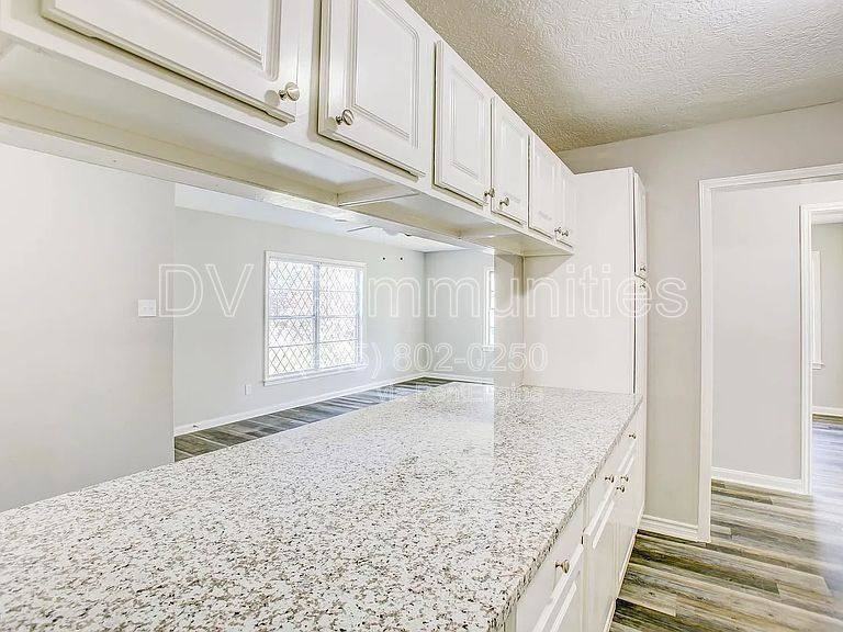 1118 Madison Ave - Photo 7 of 10