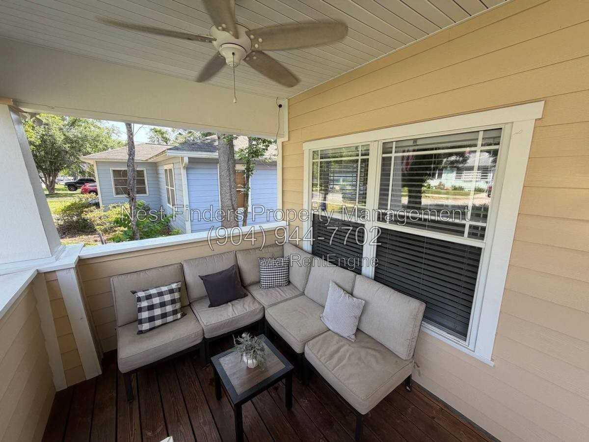 3886 Walsh St - Photo 3 of 10