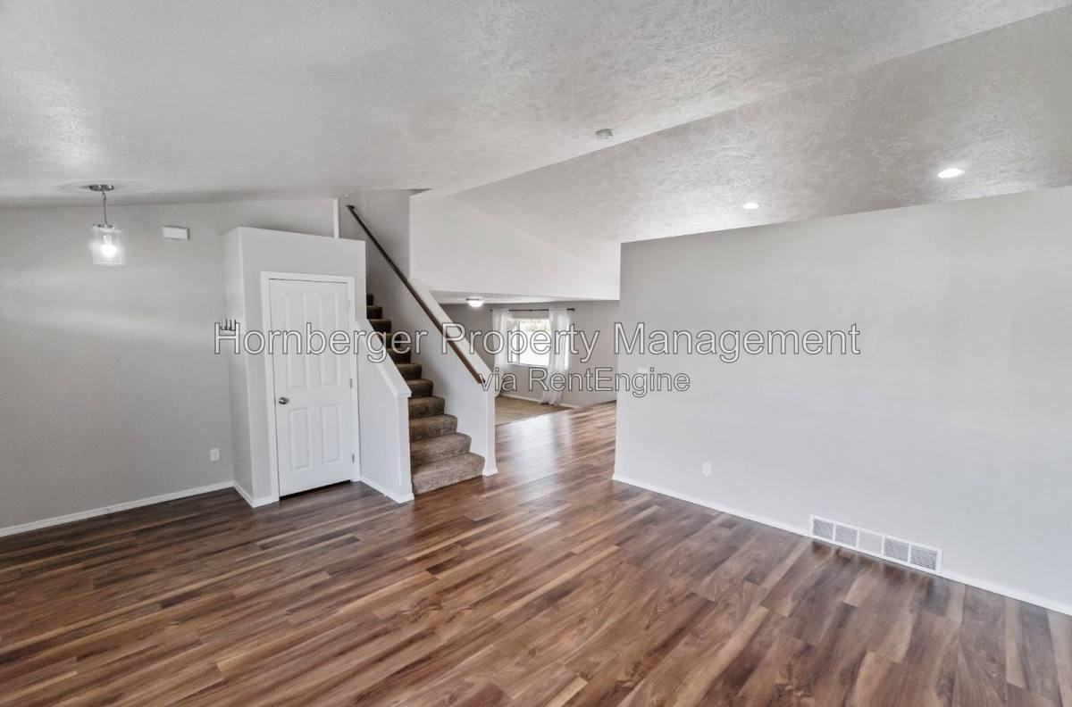 1915 W Jay Ave - Photo 3 of 10