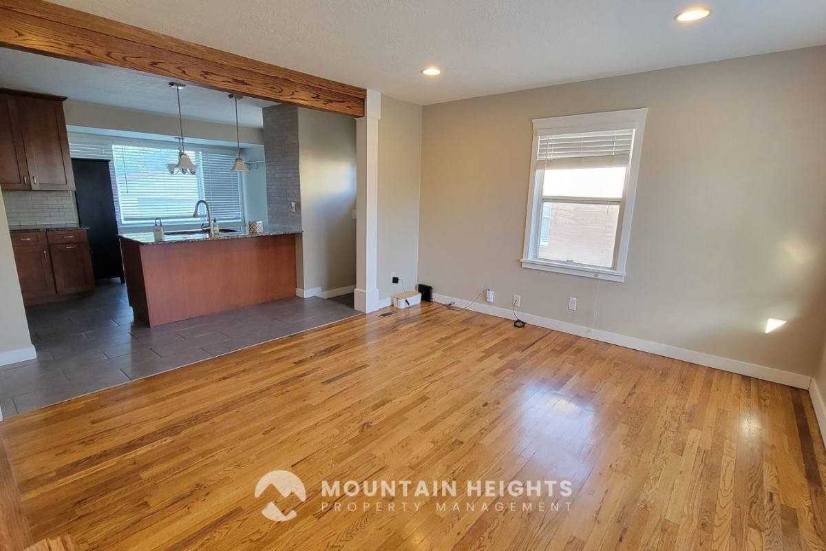 1116 E Hudson Ave - Photo 2 of 10