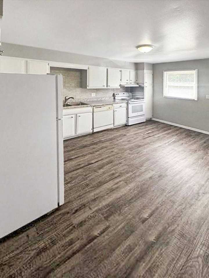 2077 Andrew St Se - Photo 2 of 10