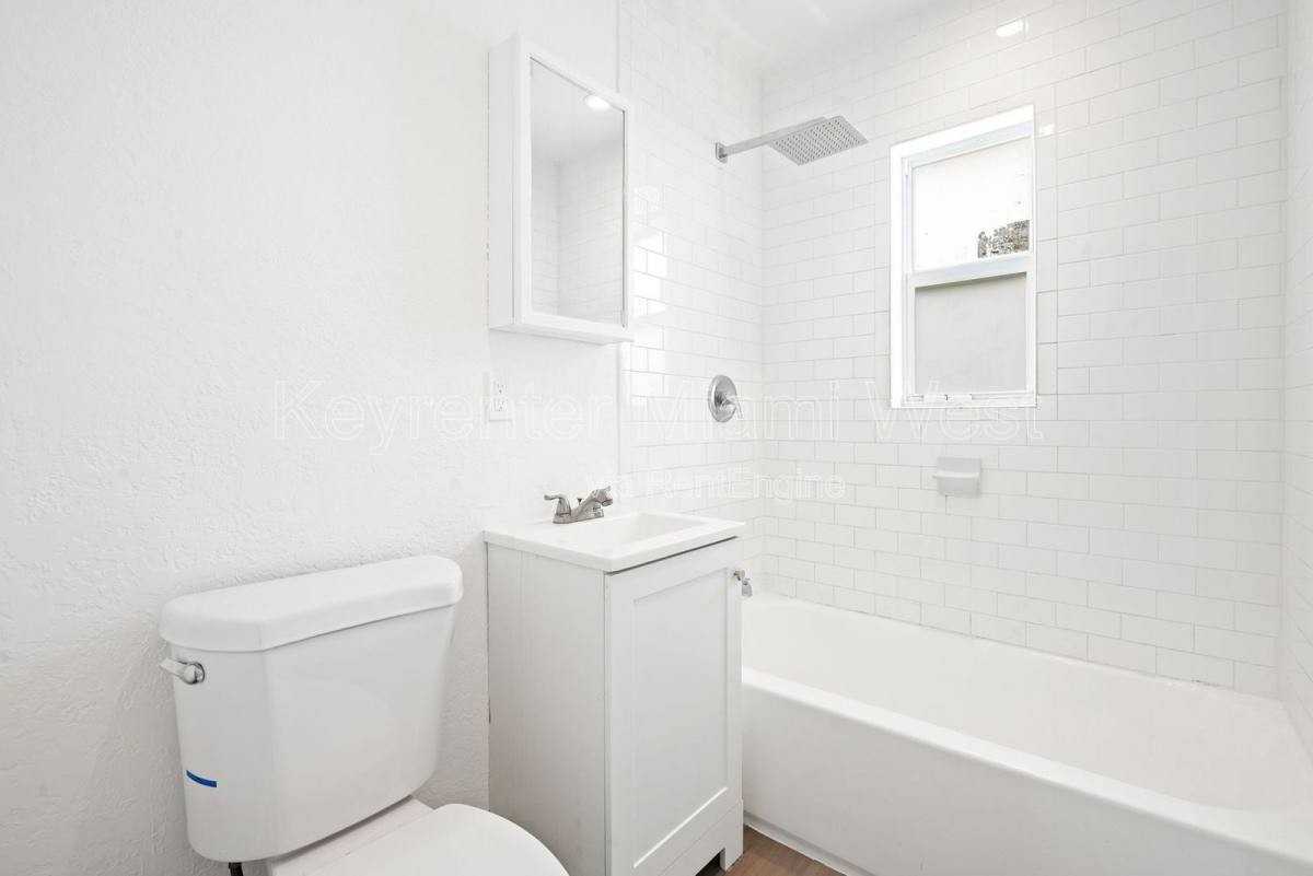 1245 Nw 60th St #3 - Photo 3 of 10