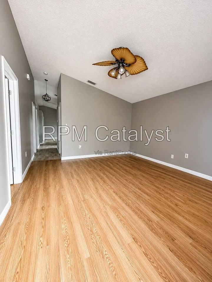 1012 55th Ave N - Photo 3 of 10