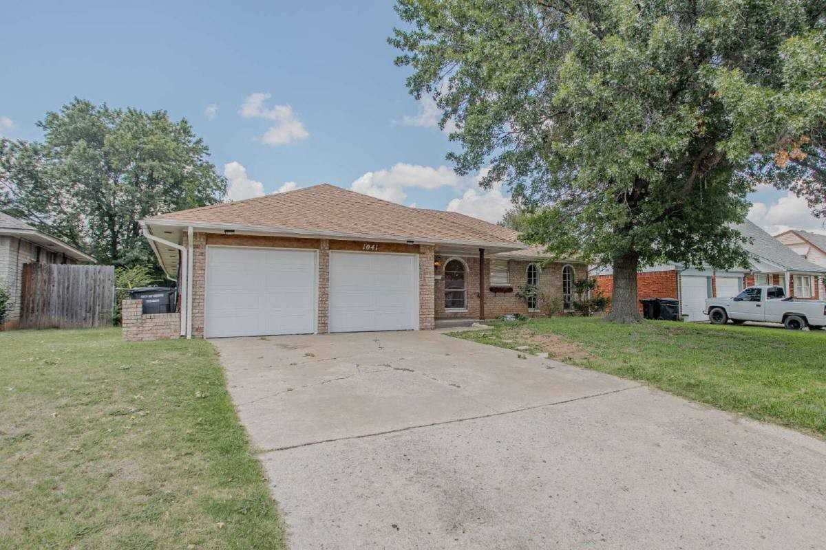 1041 Sw 2nd St - Photo 2 of 10