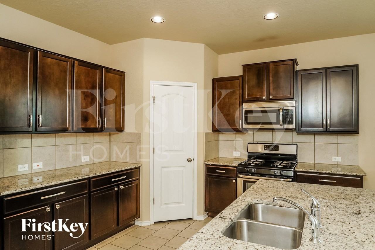 13426 Frio Parke - Photo 7 of 15