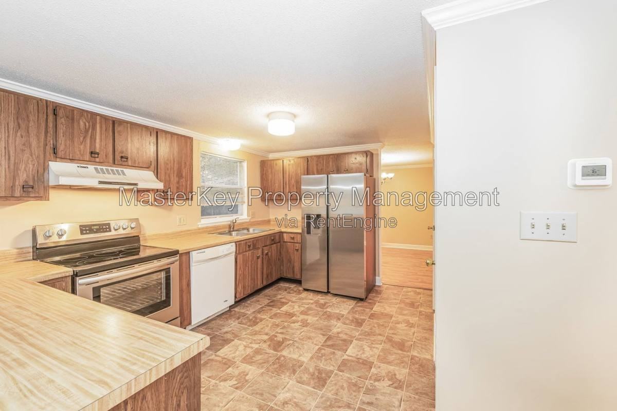 104 Castle Bay Ct - Photo 2 of 10