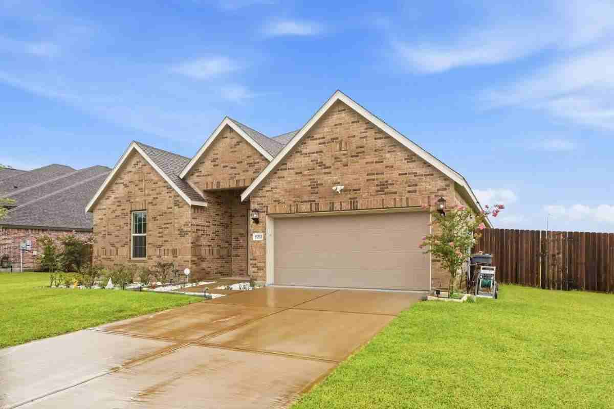 15551 Blue Lake Dr - Photo 2 of 10