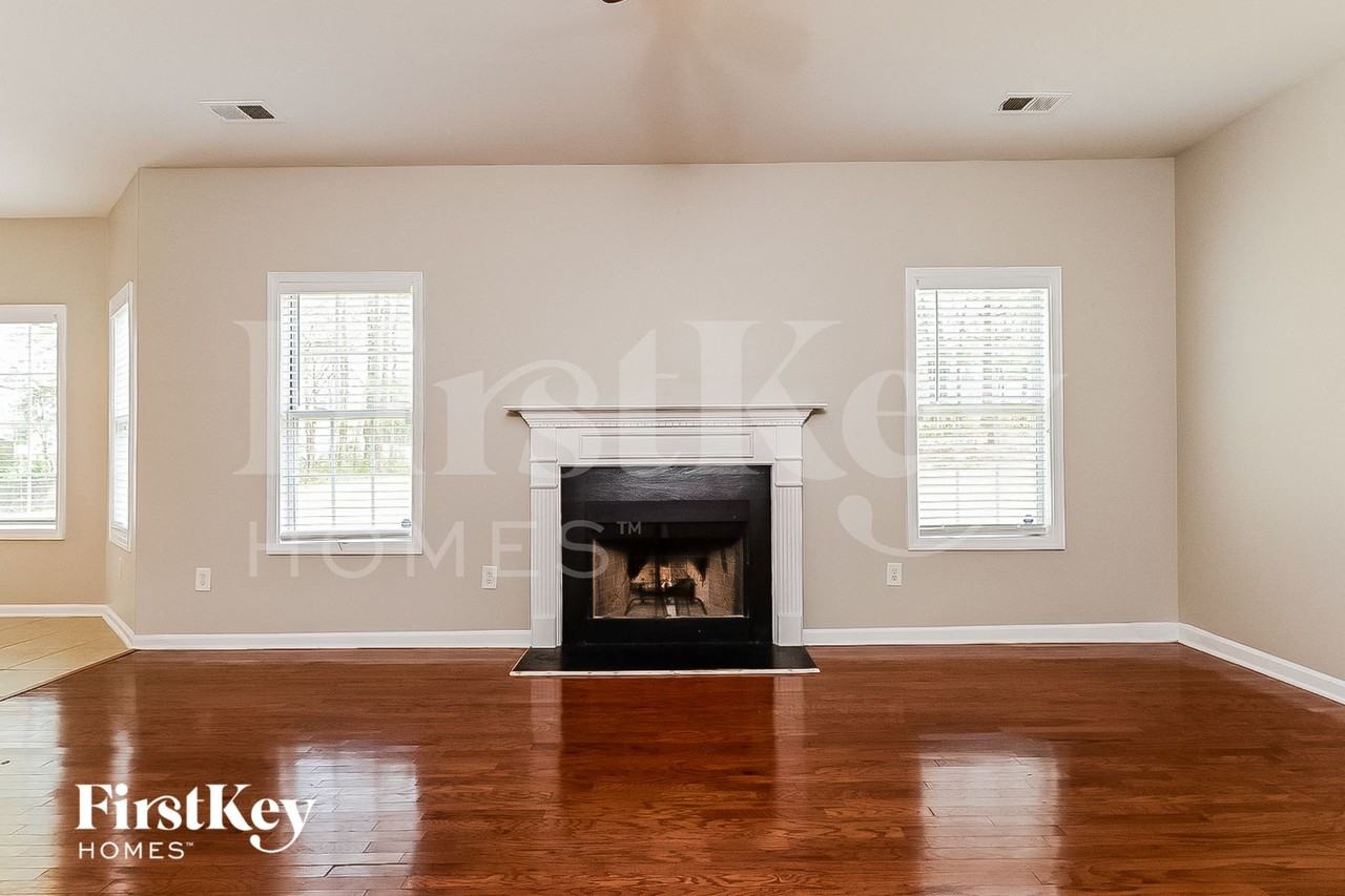325 Madison Ave - Photo 2 of 15
