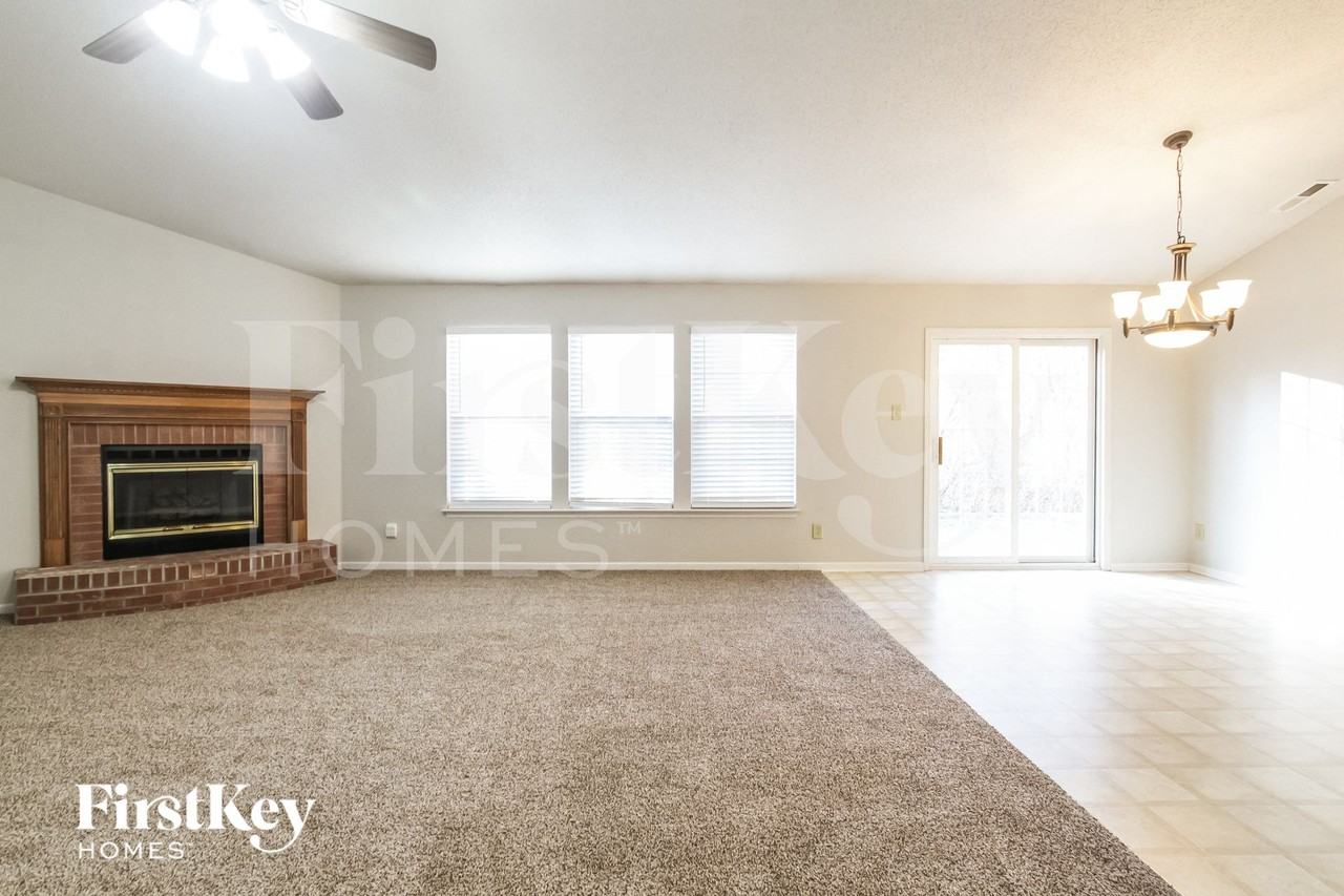 744 Thornwood Ln - Photo 2 of 15