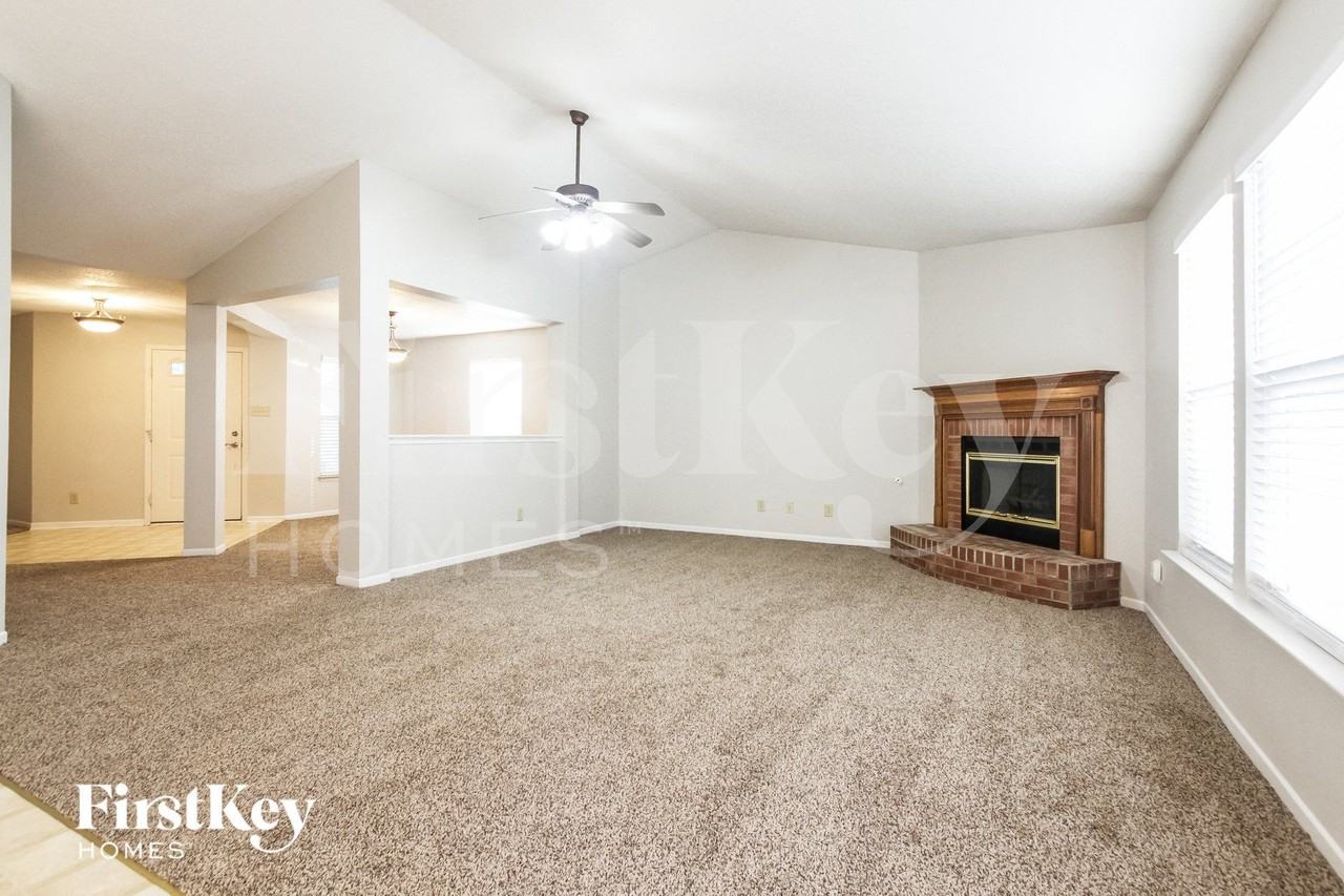744 Thornwood Ln - Photo 3 of 15