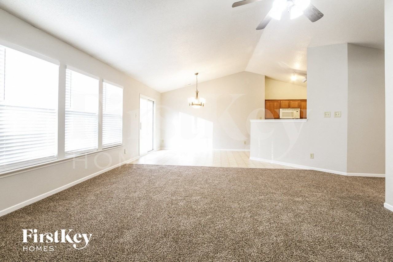 744 Thornwood Ln - Photo 4 of 15