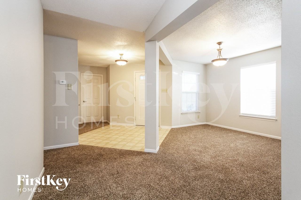 744 Thornwood Ln - Photo 5 of 15