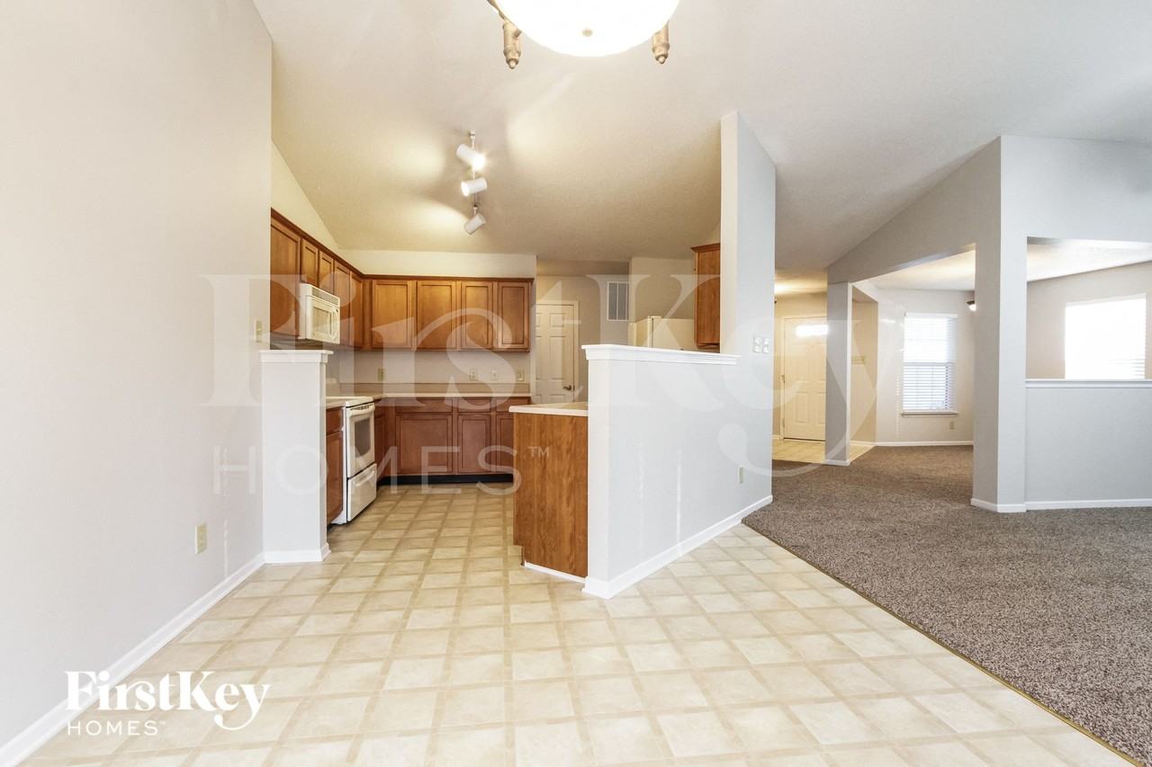 744 Thornwood Ln - Photo 6 of 15