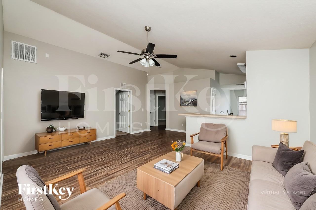 11133 Lakeside Vista Dr - Photo 4 of 19