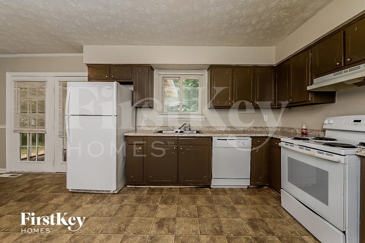 9075 Gatewood Dr - Photo 4 of 15