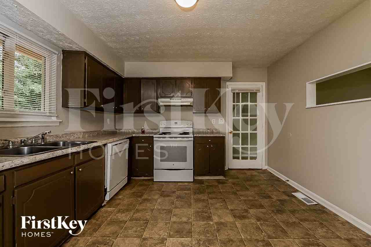 9075 Gatewood Dr - Photo 5 of 15