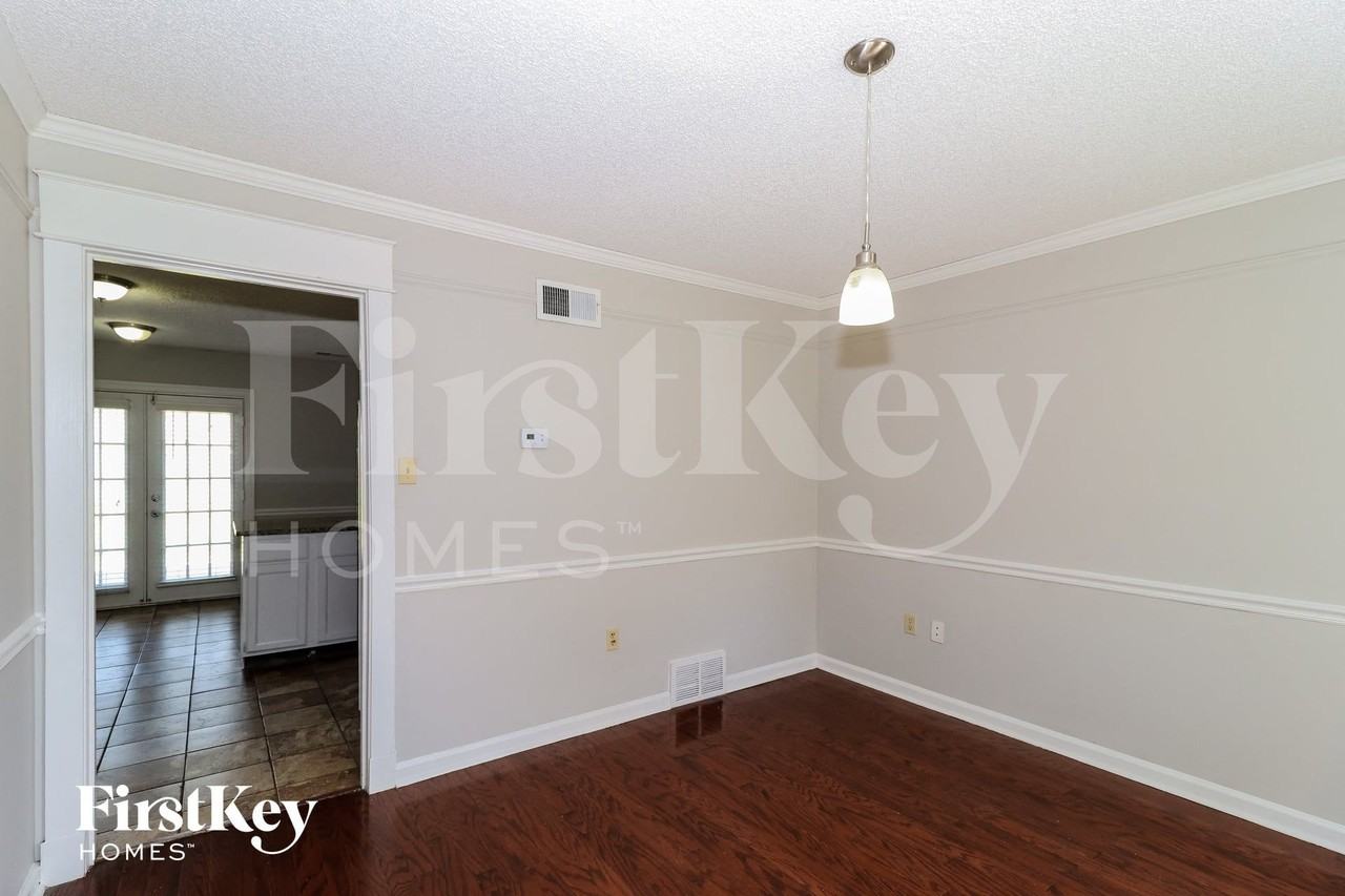 8688 Chimneyrock Blvd - Photo 4 of 15