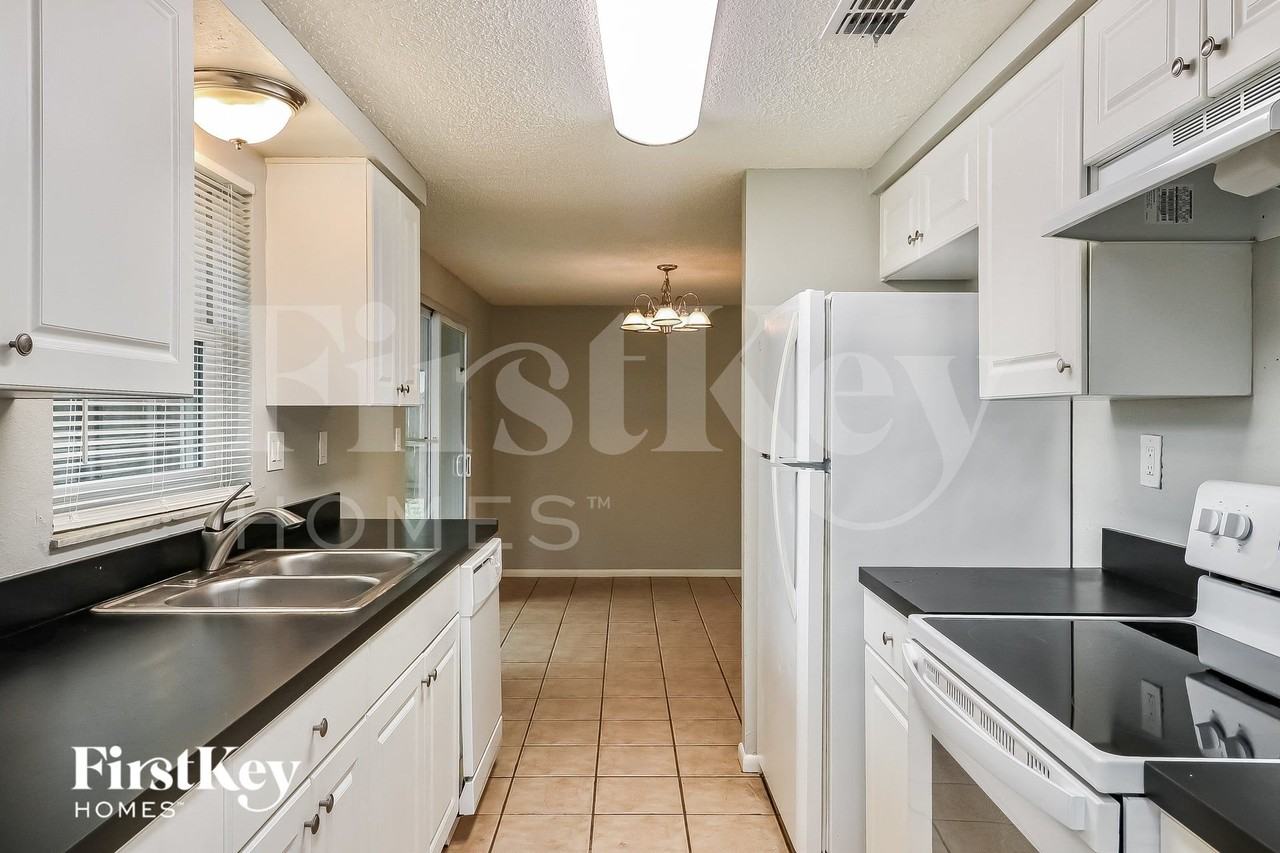 5230 4th St - Photo 6 of 16