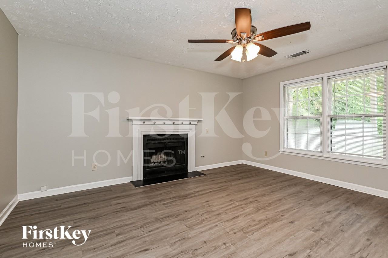 3900 Hadley Farm Dr - Photo 2 of 19