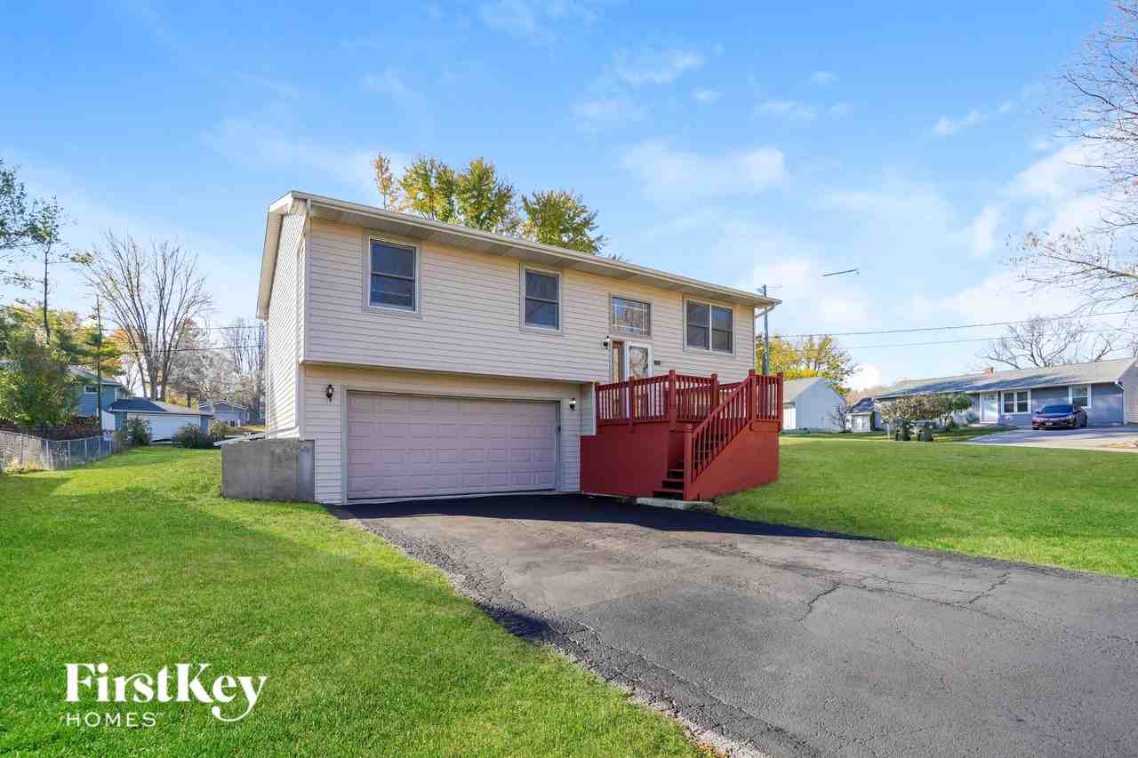 3219 W Beach Dr - Photo 2 of 15