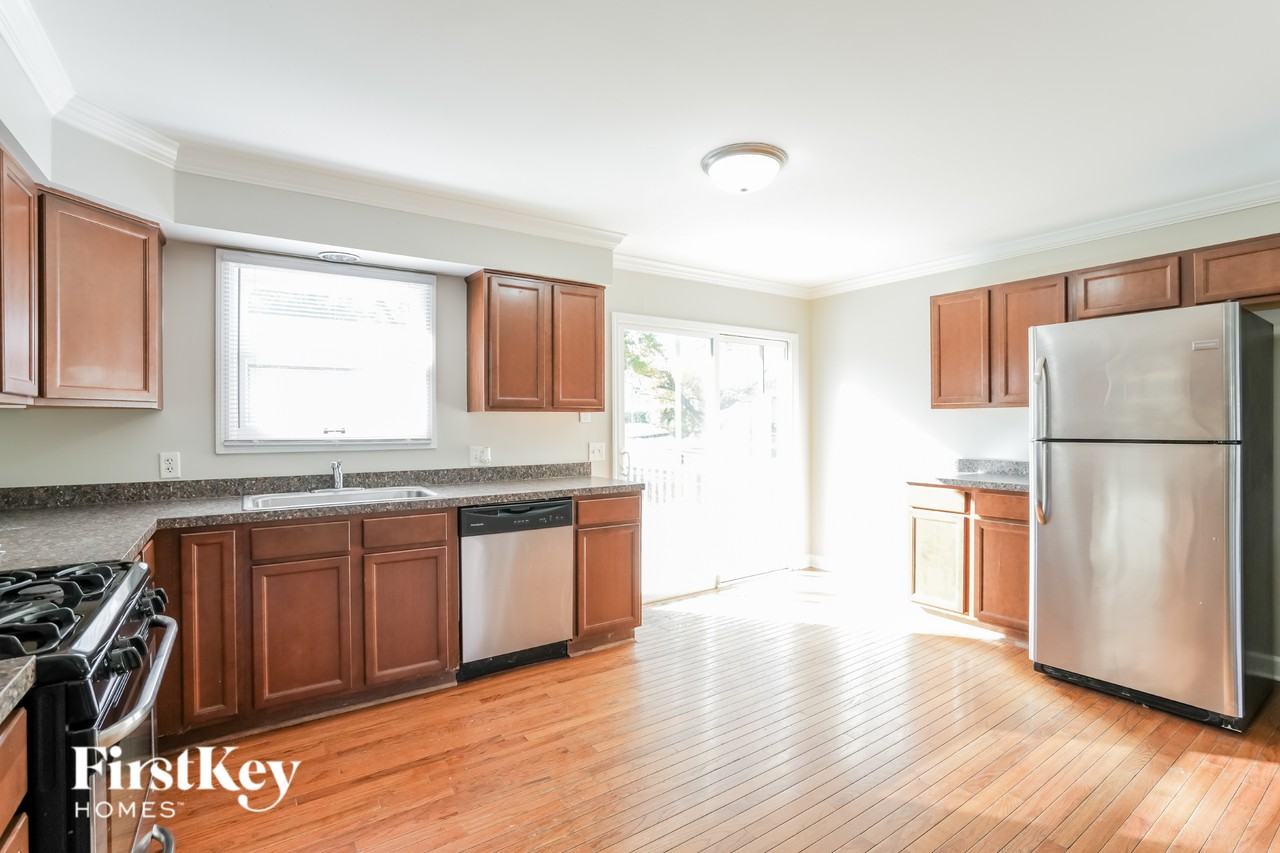 3219 W Beach Dr - Photo 6 of 15