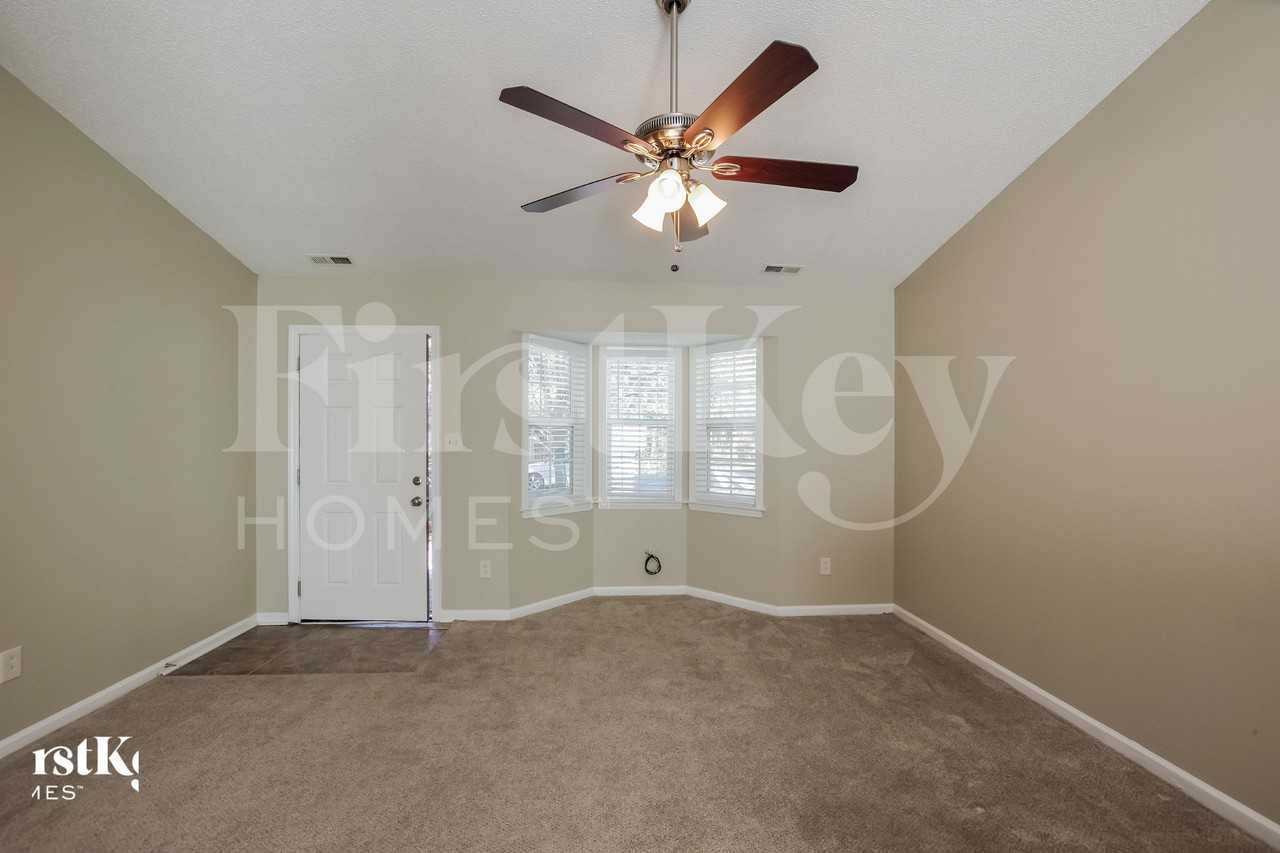 3204 Faircroft Way - Photo 4 of 18