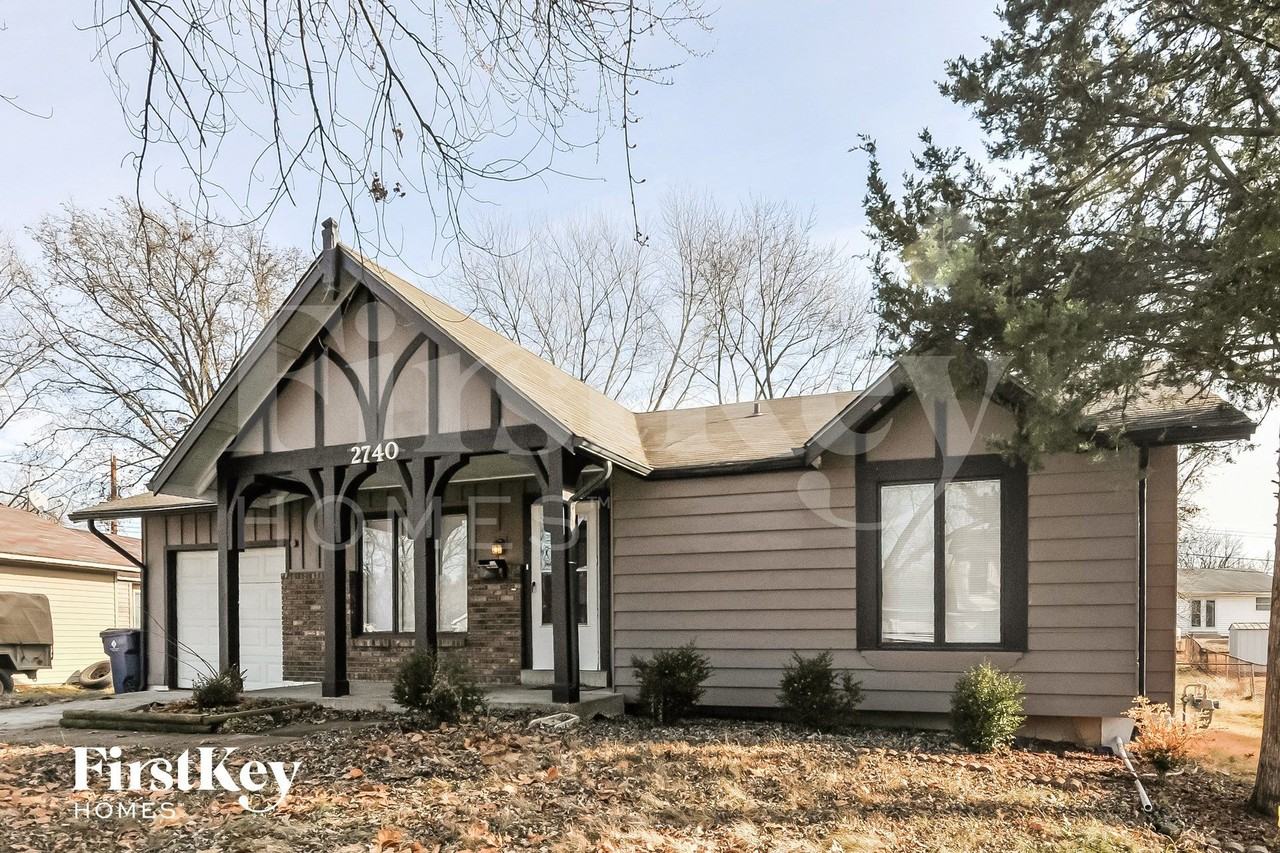 2740 Sherwood Dr - Photo 2 of 15
