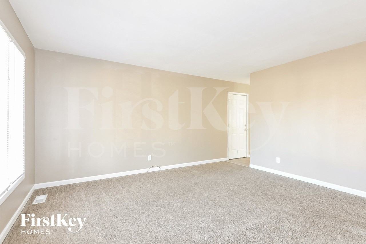 2740 Sherwood Dr - Photo 3 of 15